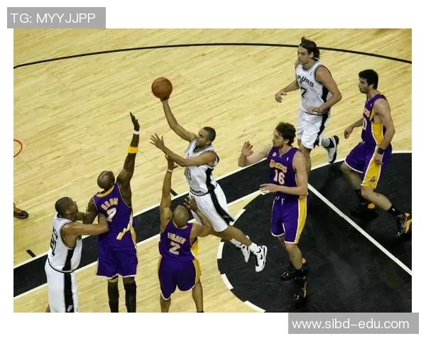 1999年湖人与马刺的激烈对决回顾与分析篮球历史上的经典时刻